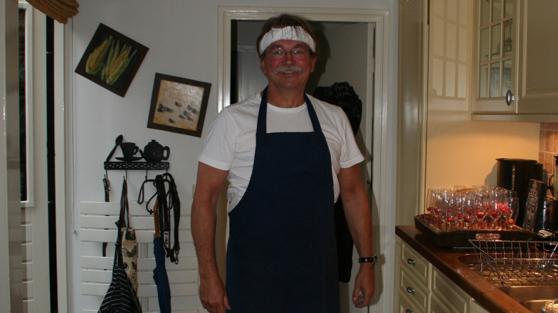Rob in schort in de keuken, klaar voor het feest