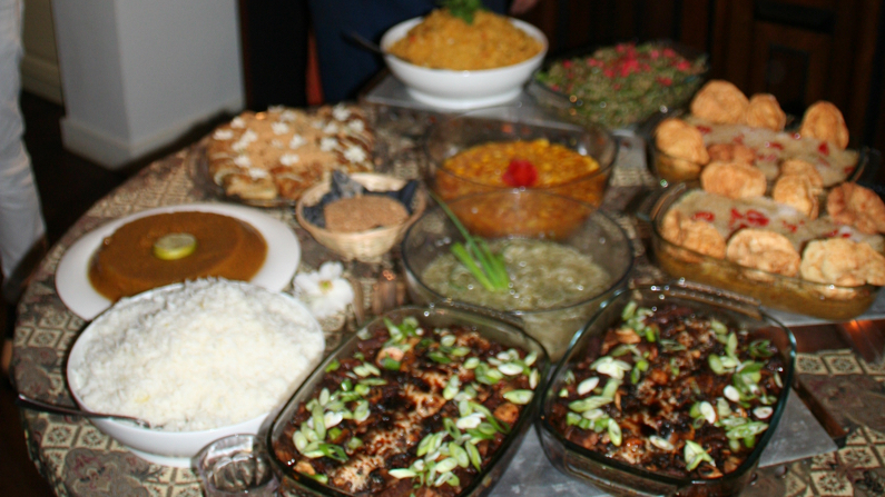 Het Indonesisch buffet met schalen vol gerechten