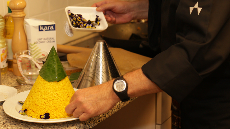 Rob vormt de tumpeng van gele rijst