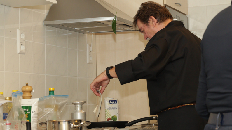 Rob aan het fornuis in de keuken van de molen