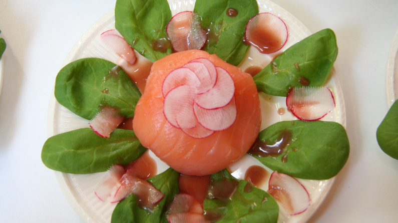 Roosje van zalm met radijs en spinazieblaadjes