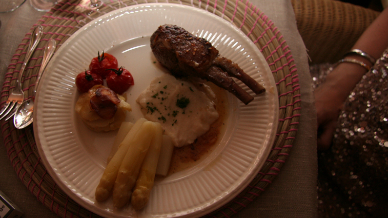 Lamskotelet met witte asperges en tomaatjes
