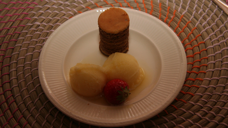 Dessert: een torentje spekkoek met ijs en een aardbei