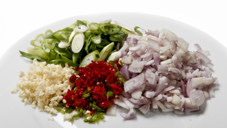 Gesneden bosui, sjalot, knoflook en rode lombok voor de bumbu