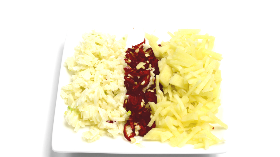 Gehakte knoflook, rode rawit en gember