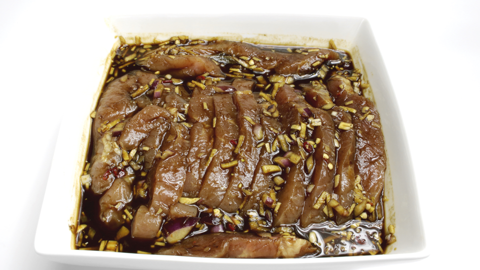 Plakken varkensham in de marinade