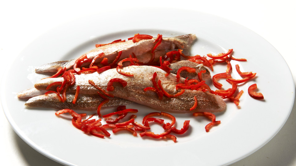 Filets van rode poon met reepjes rode lombok