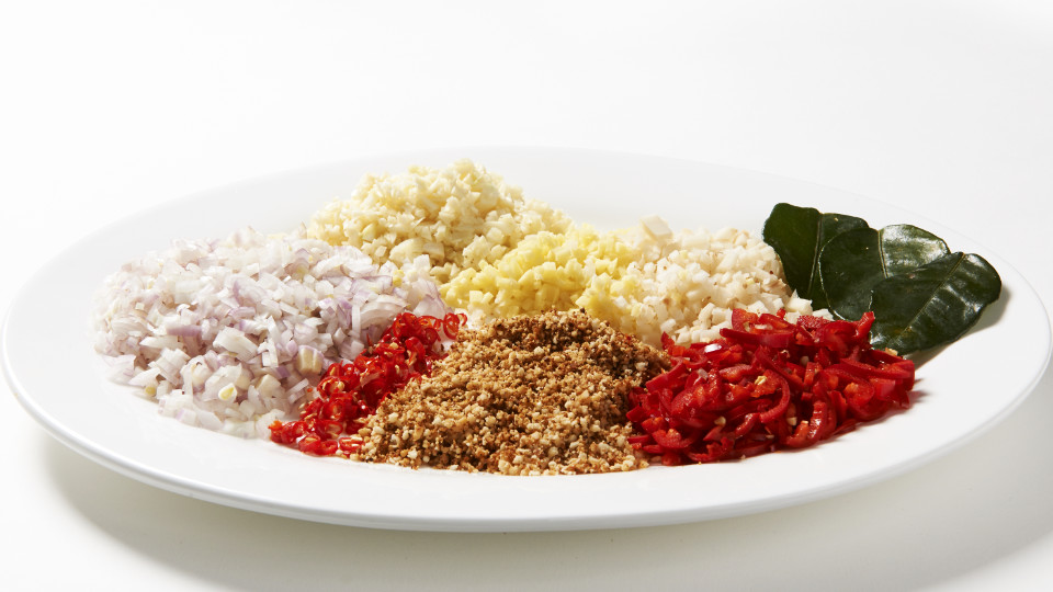 Gesnipperde sjalot, knoflook, lombok en specerijen voor de kruidenpasta