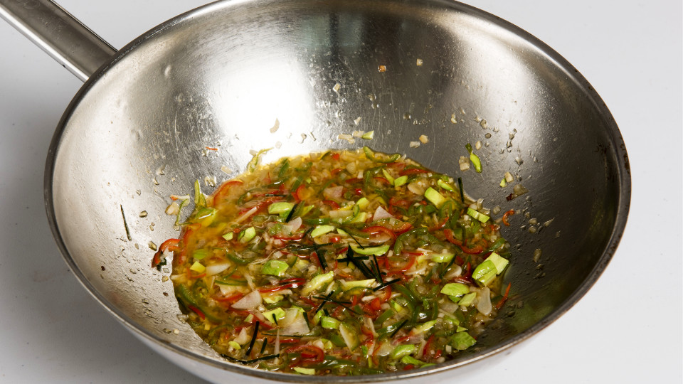 Petehbonen met lombok en sjalot in de wok
