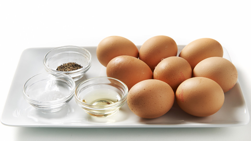 Eieren met zout, peper en olie voor de omelet