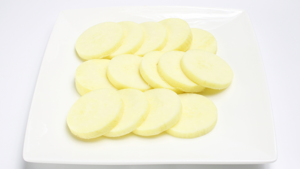 Geschilde zoete aardappel in plakjes