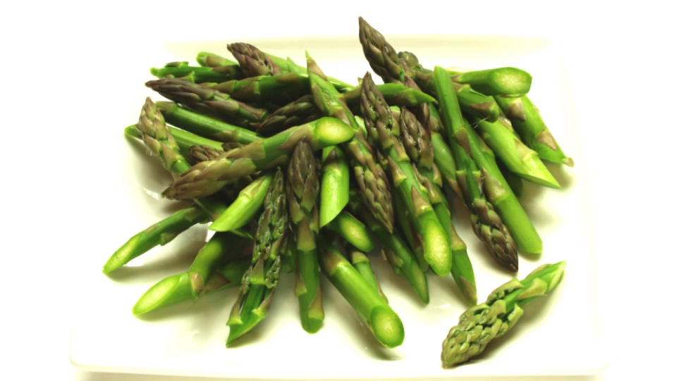 Groene asperges in stukken gesneden