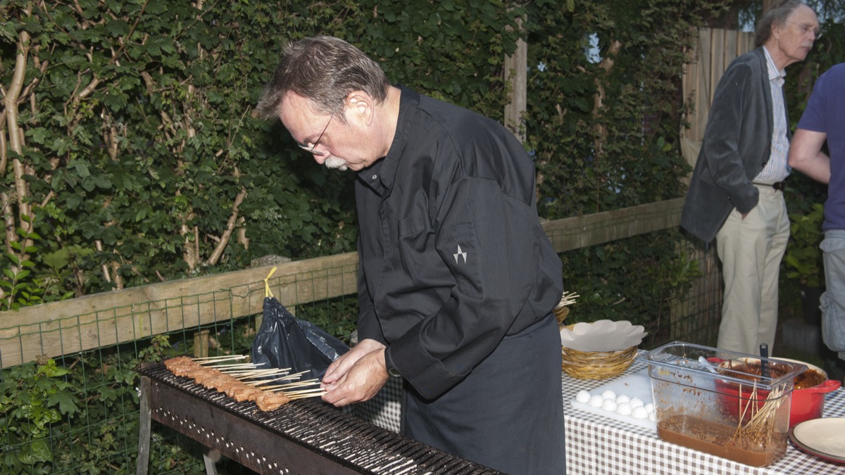 Rob aan de satégrill in de tuin