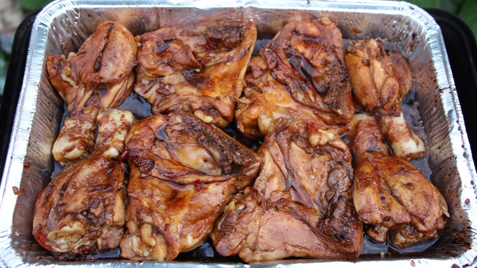 Gegrilde kippendijen met kecapmarinade in een aluminium bakje