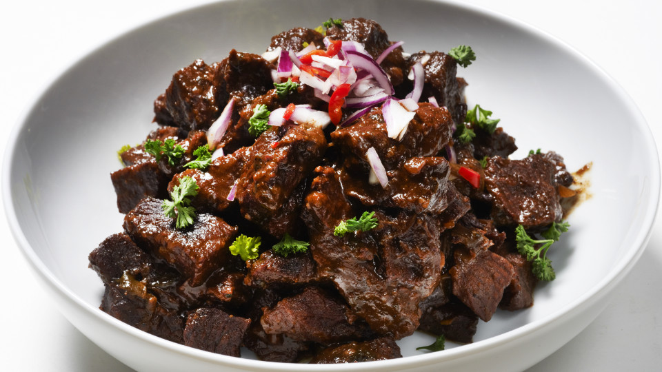 Daging Semoor: zacht gesmoord rundvlees met rode ui, lombok en peterselie