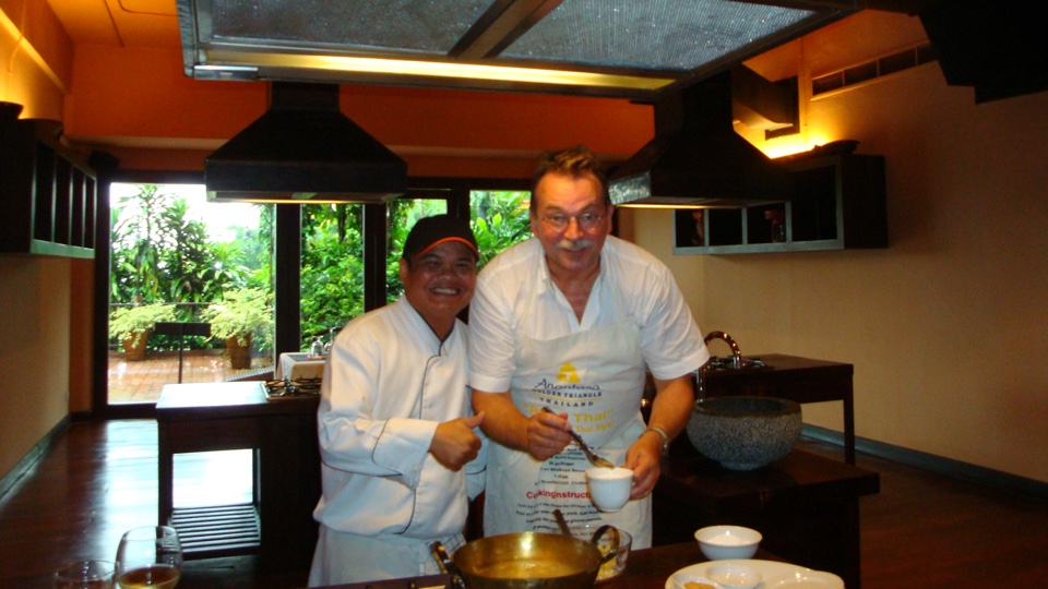 Rob met een Thaise chef na een geslaagde kookles