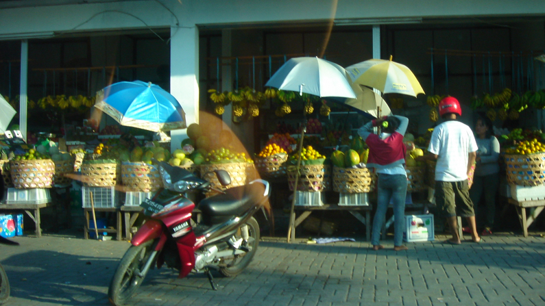 Fruitkraam met parasols op een Balinese markt