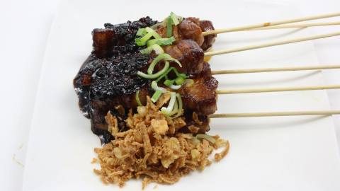 Saté Celeng Lemak Kecap: varkensspek in een ketjapmarinade met ketjapsaus en gefruite uitjes