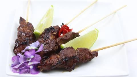 Saté Kaki Kambing Empuk: malse geitenbout op klassieke wijze