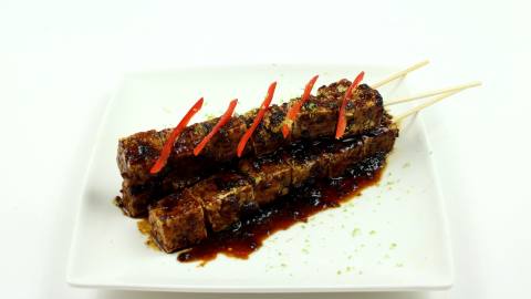 Saté Tempeh Kuah Kecap: vegetarisch sateetje van tempeh en kecapsaus
