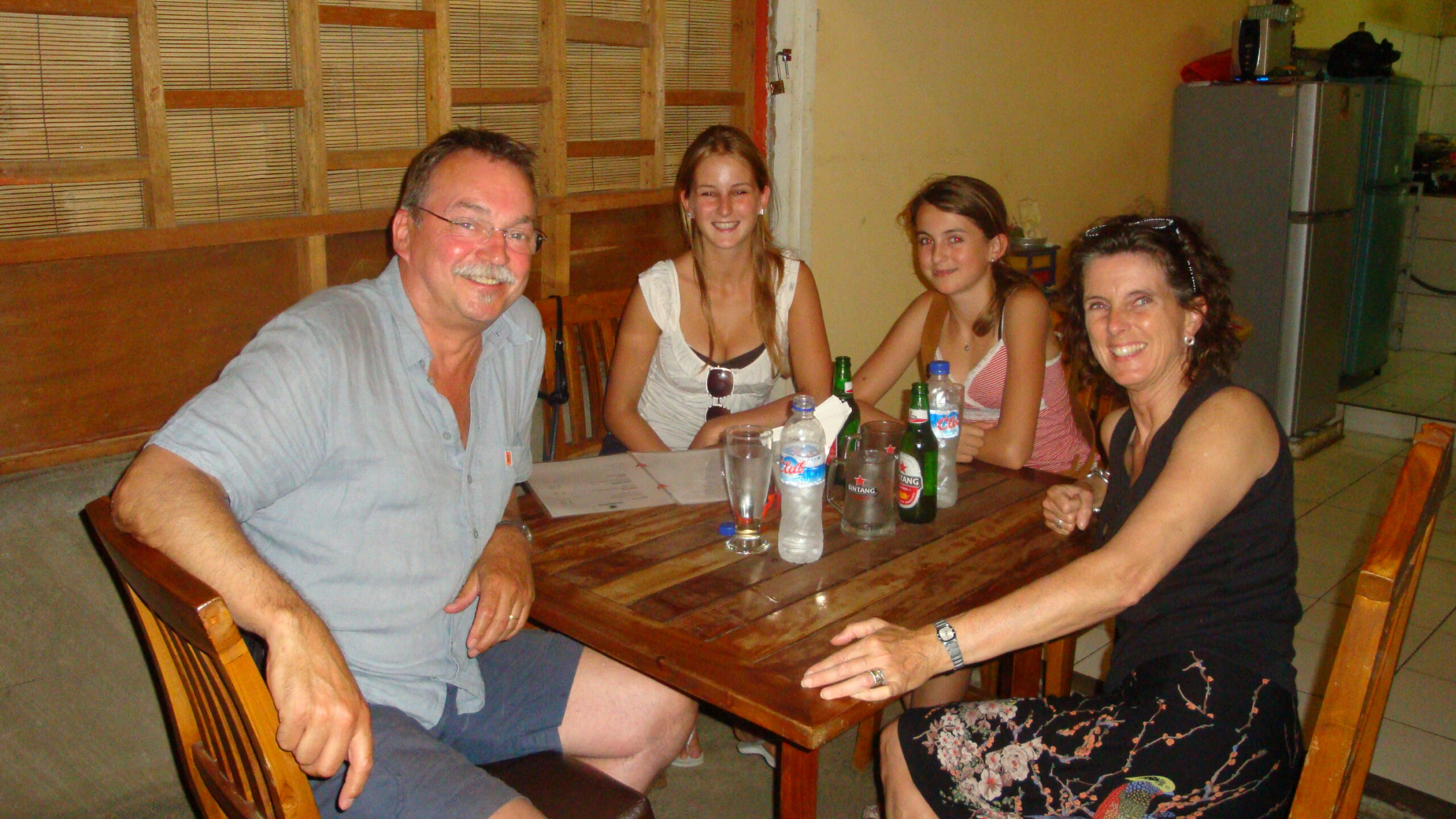Samen genieten aan tafel in Lovina, Bali