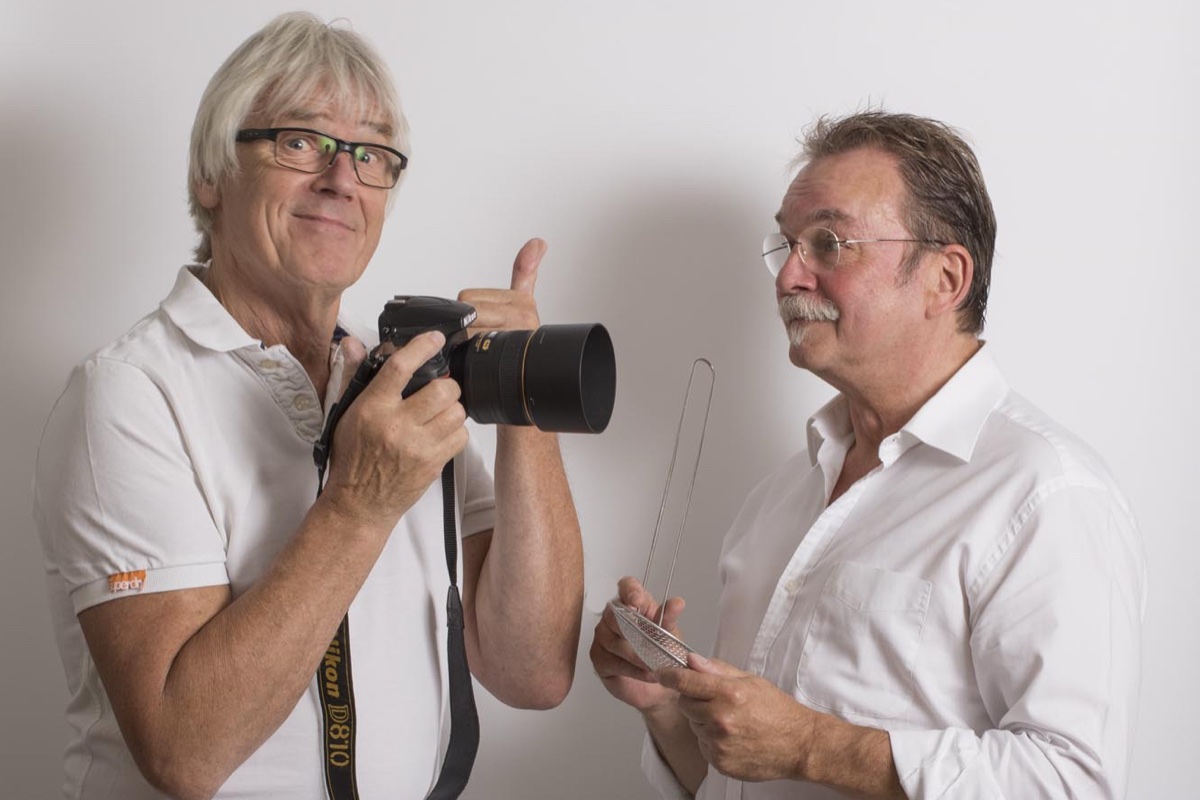 Hans met de camera en Rob met een gaasschepje, lachend tijdens een fotosessie