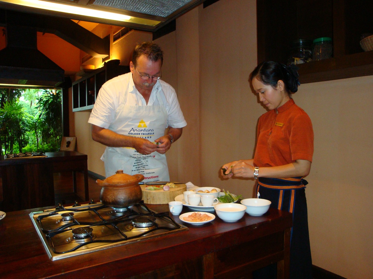 Rob aan het fornuis met een Thaise assistente tijdens de kookles