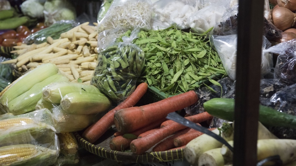 Kousenband, wortelen, komkommers en aubergines op een Balinese markt
