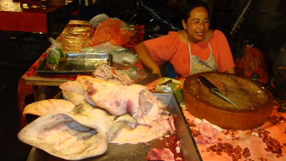 Lachende verkoopster achter haar kraam op een Balinese markt