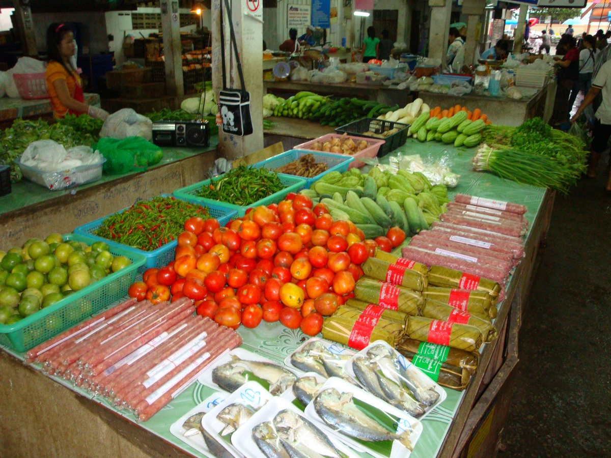 Marktkraam met tomaten, groenten en vis op een markt in Thailand
