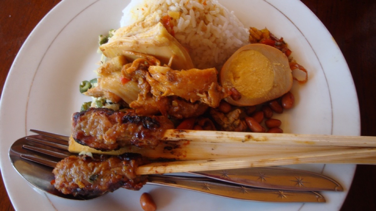 Rijst met groenten, saté lilit en een ei: een eenvoudige Balinese maaltijd