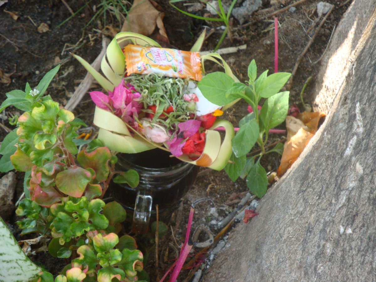 Offer met bloemen hoog op een rots, voor de hogere geesten