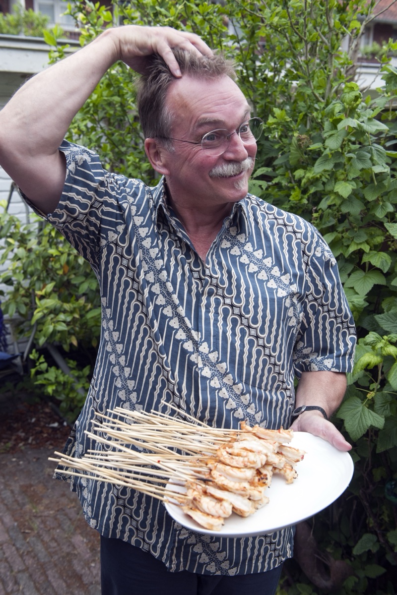 Rob met de hand in het haar en een schaal vol saté
