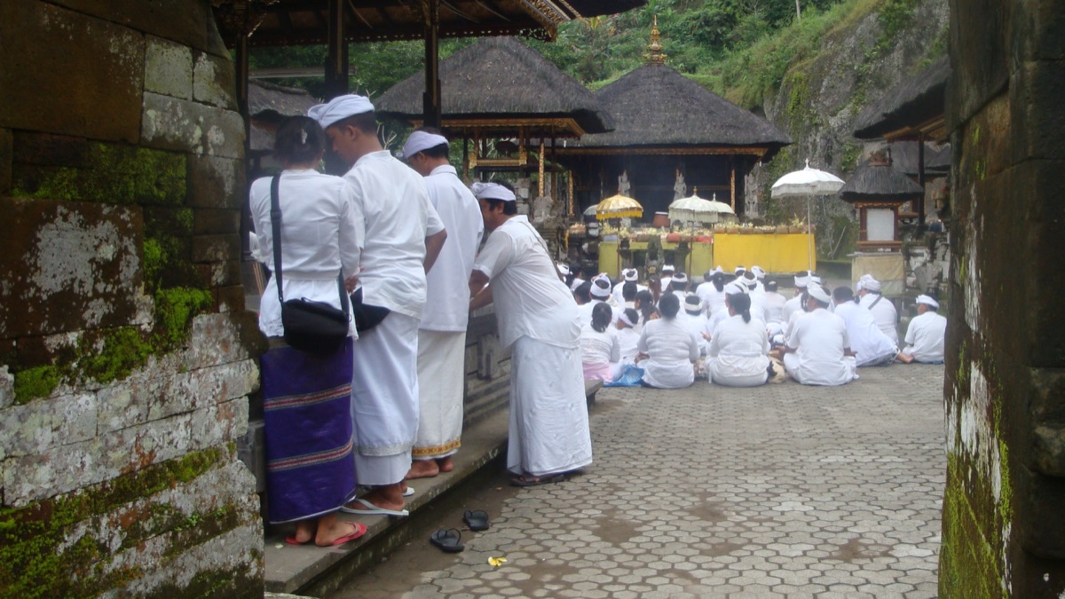 Balinese gelovigen in het wit tijdens een tempelceremonie