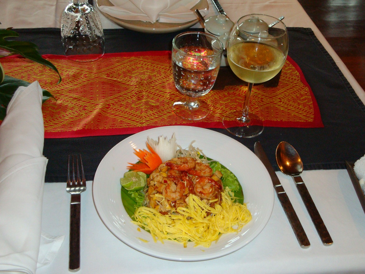 Zelfgemaakt Thais gerecht opgediend op een feestelijk gedekte tafel