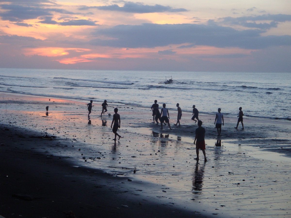 Zonsondergang aan het strand van Lovina, aan de noordkust van Bali